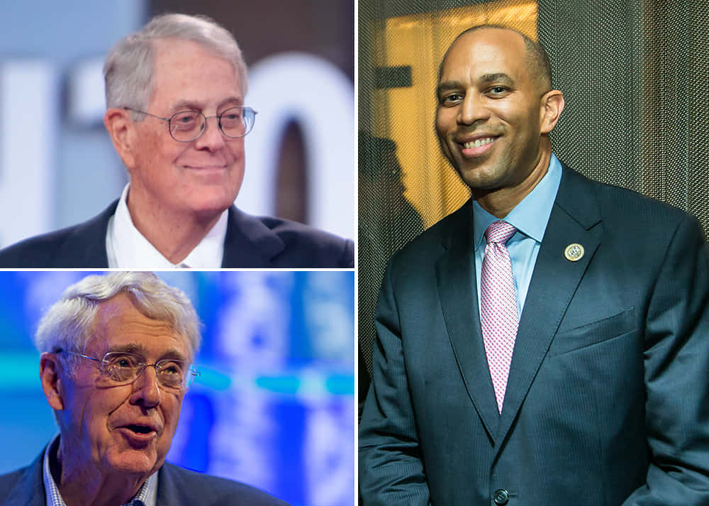 Politics 桌布 壁紙 — 三位身穿西裝和眼鏡的男士出現在分割畫面照片中，兩位微笑，一位正在說話，背景是模糊的活動場景。
