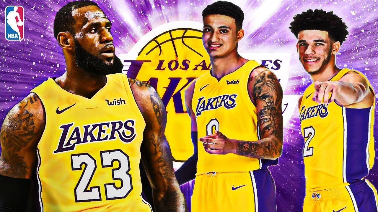 NBA 桌布 壁紙 — 三位身穿黃色球衣的湖人籃球運動員在充滿活力的紫色宇宙背景前自信地擺姿勢，背景帶有球隊標誌。
