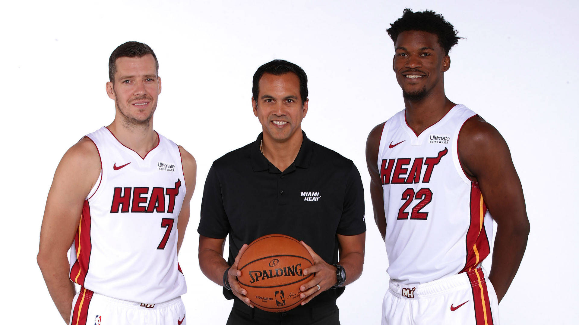 Heat 桌布 壁紙 — 三位邁阿密熱火籃球球員和教練自信地擺姿勢，背景為純白色，並有一個Spalding籃球。