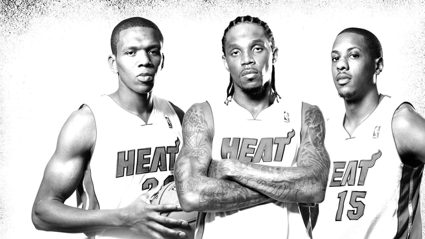 Udonis Haslem 桌布 壁紙 — 三位邁阿密熱火籃球運動員以單色調自信地擺姿勢，身上有紋身和球衣，背景為有紋理的白色。