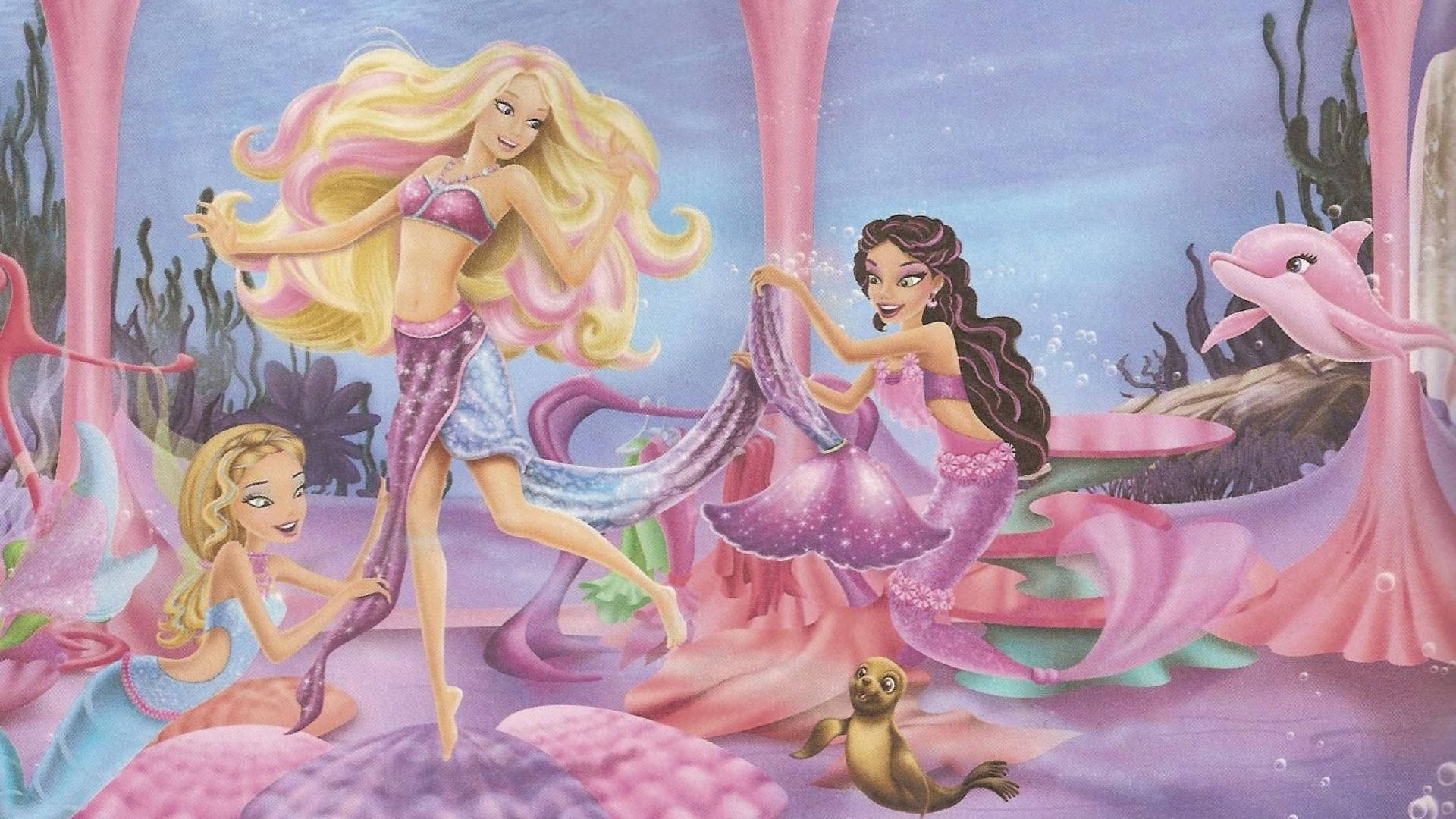 Barbie Mermaid 桌布 壁紙 — 三位長髮飄逸、擁有粉紫色尾巴的美人魚，與海豚和海豹在水下歡快地跳舞。