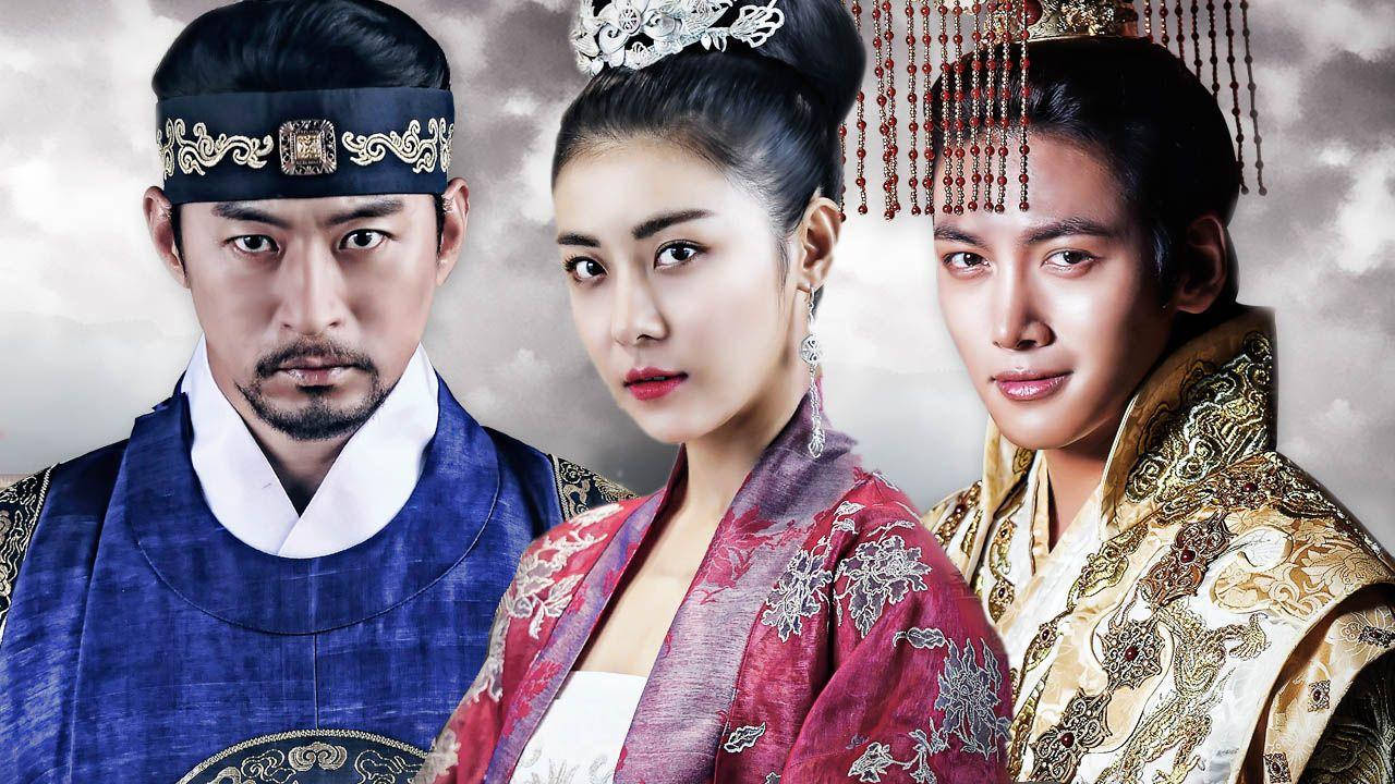 kdrama 桌布 壁紙 — 三位韓國歷史人物身著華麗傳統服飾，在陰雲背景下擺出嚴肅的表情。