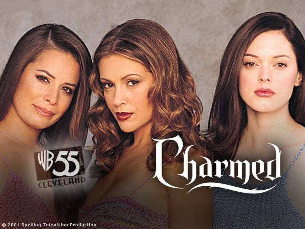 charmed 桌布 壁紙 — 三位頭髮造型時尚、表情嚴肅的女性，在帶有紋理的灰色背景前擺姿勢，背景上有白色字體的「Charmed」字樣。