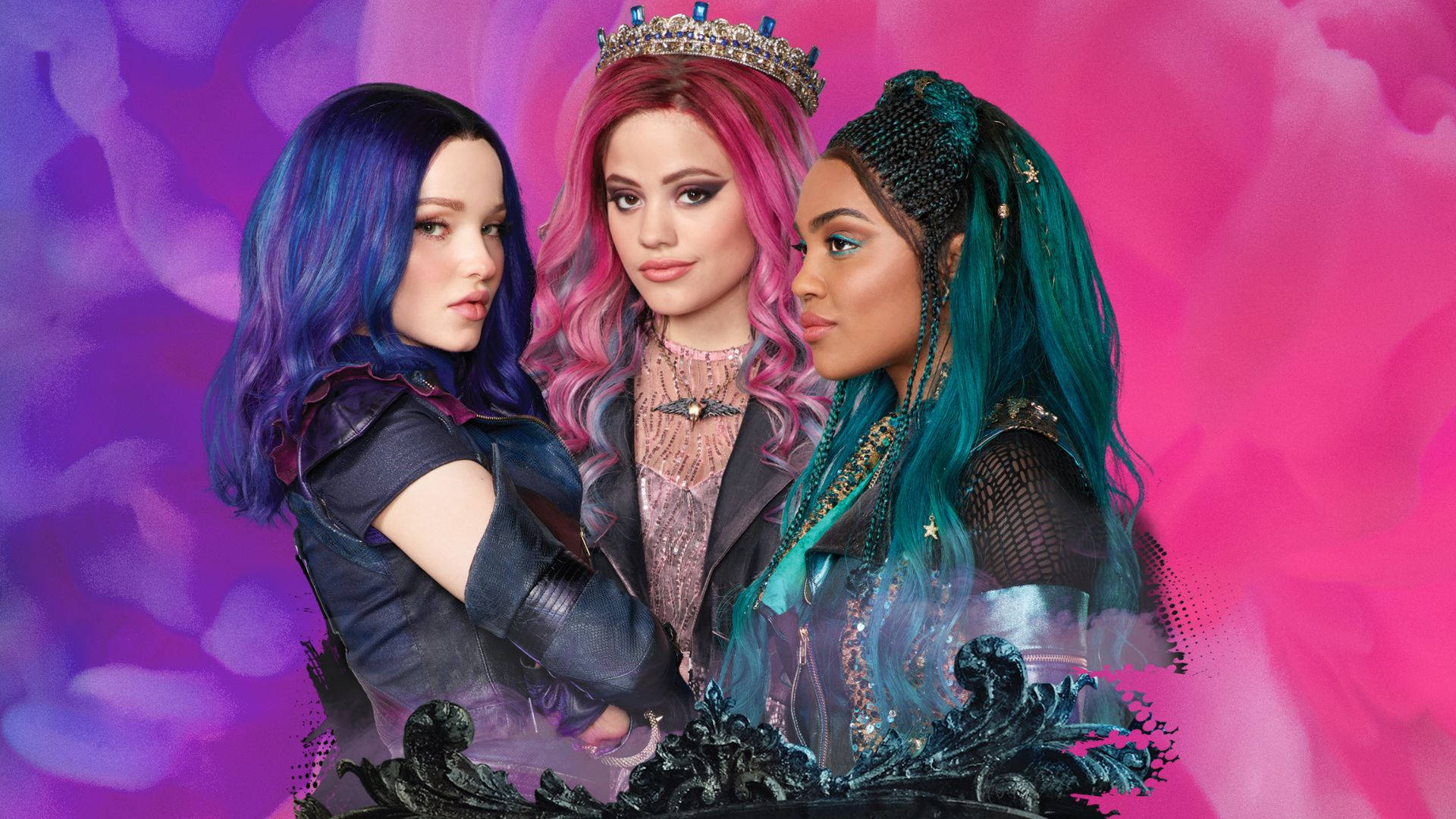 Descendants 桌布 壁紙 — 三位風格化的少女，擁有鮮豔的藍色、粉紅色和藍綠色頭髮，在旋轉的紫色和粉紅色背景前自信地擺姿勢。