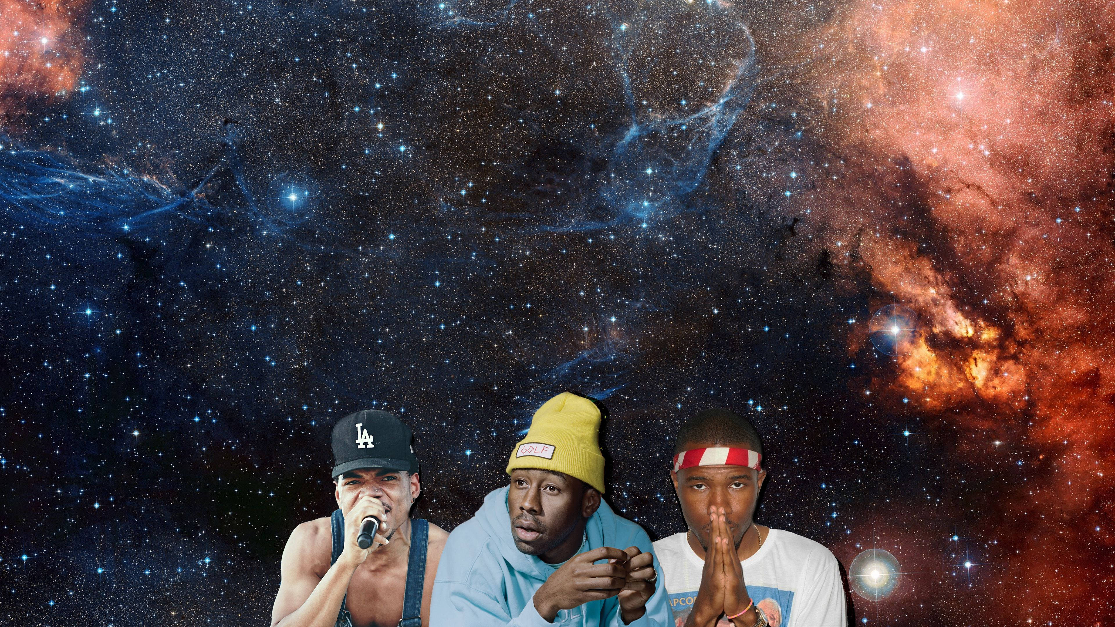 tyler 桌布 壁紙 — 三位饒舌歌手在充滿活力的宇宙星雲背景下擺姿勢，背景有旋轉的紅色、藍色和星空。