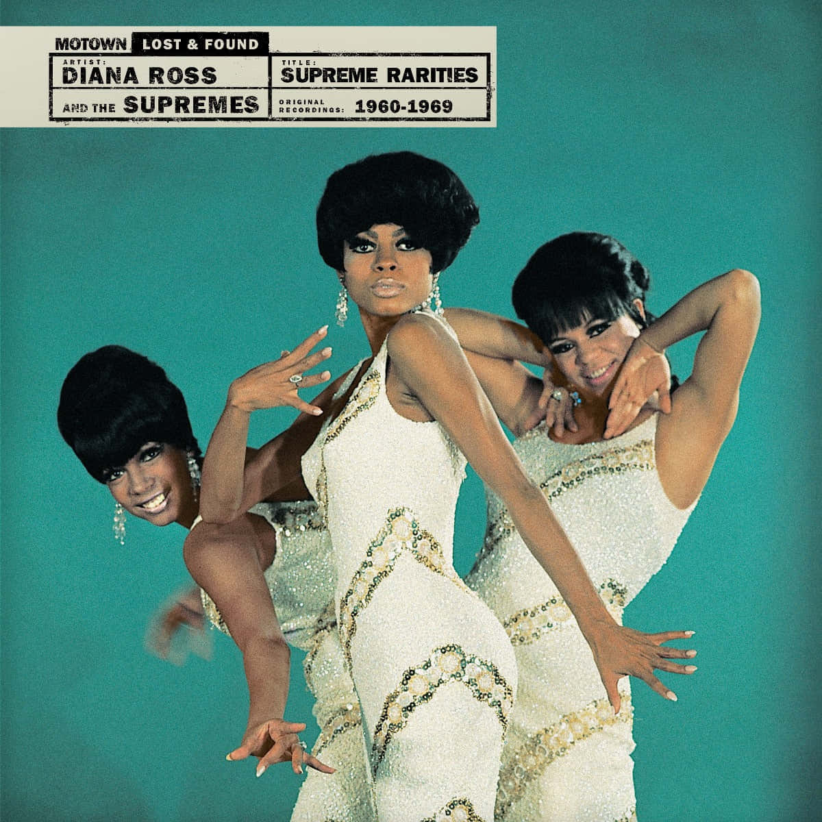 Album Cover 桌布 壁紙 — 三位魅力四射的1960年代歌手身穿閃亮白色連衣裙，在青綠色背景前動感擺姿勢。