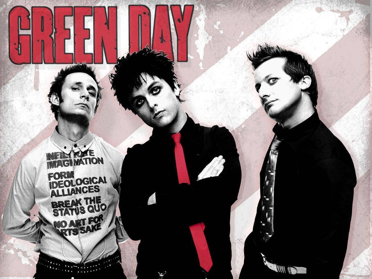 Green Day 桌布 壁紙 — 三位龐克搖滾歌手帶著強烈的目光，站在破舊的粉紅和白色背景前，上面有粗體的紅色「GREEN DAY」文字。