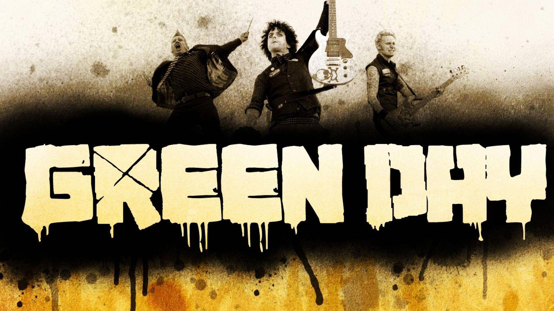 Green Day 桌布 壁紙 — 三位龐克搖滾音樂家穿著粗獷的黑色服裝，在濺滿的深褐色背景前彈奏吉他，並有粗體滴落的樂隊名稱文字。