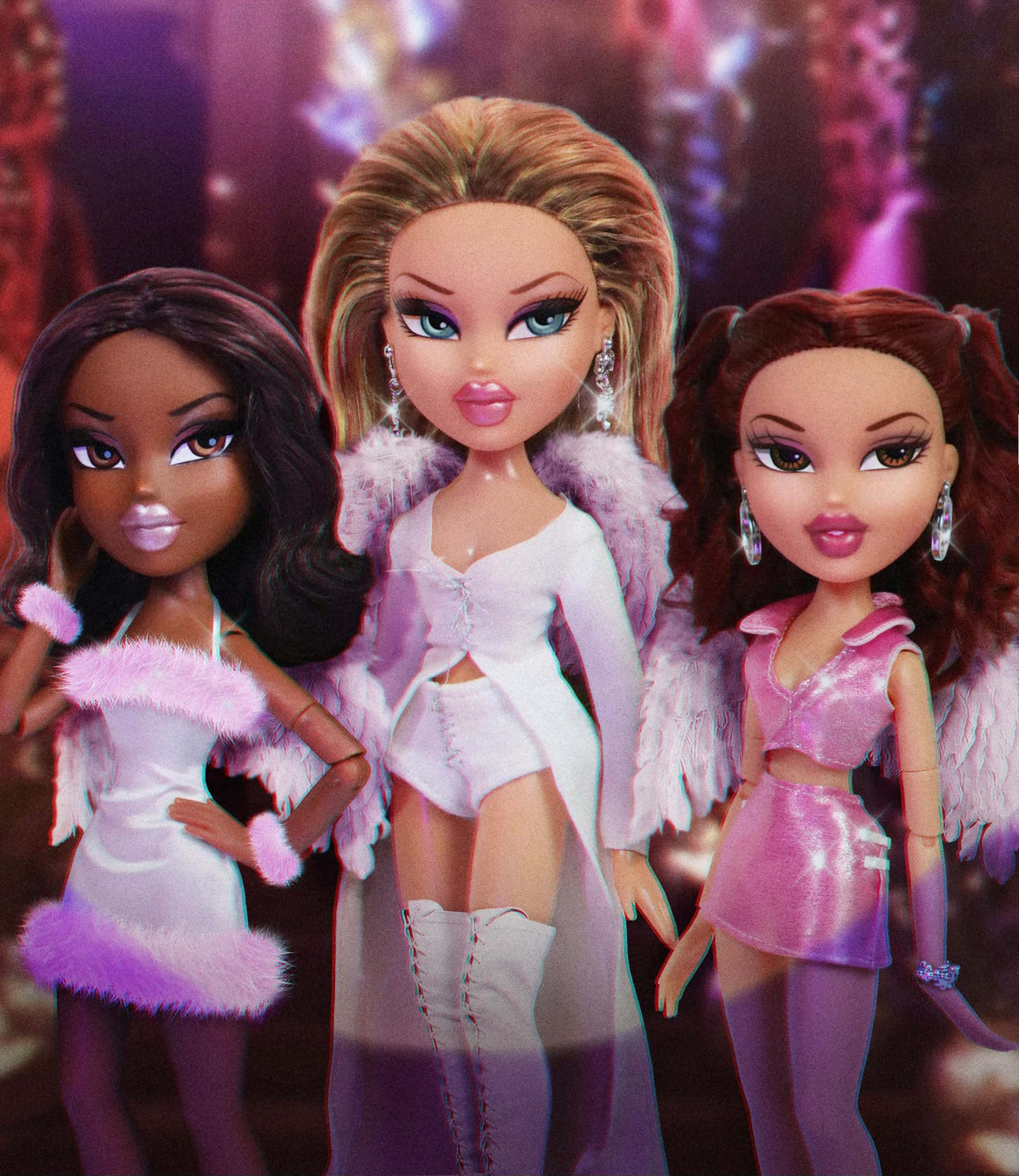 bratz 美學 桌布 壁紙 — 三個 Bratz 公仔穿著帶有羽毛裝飾的華麗粉紅和白色服裝，在充滿活力的紫色和粉紅色發光背景前自信地擺姿勢。