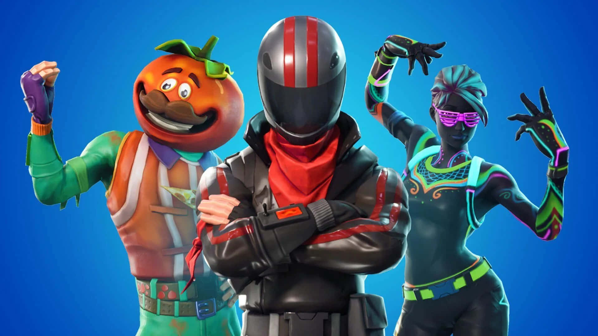 Fortnite 桌布 壁紙 — 三個 Fortnite 角色在純藍色背景前自信地擺姿勢：一個是番茄頭角色，另一個戴著頭盔和紅色圍巾，第三個戴著發光的霓虹配件。