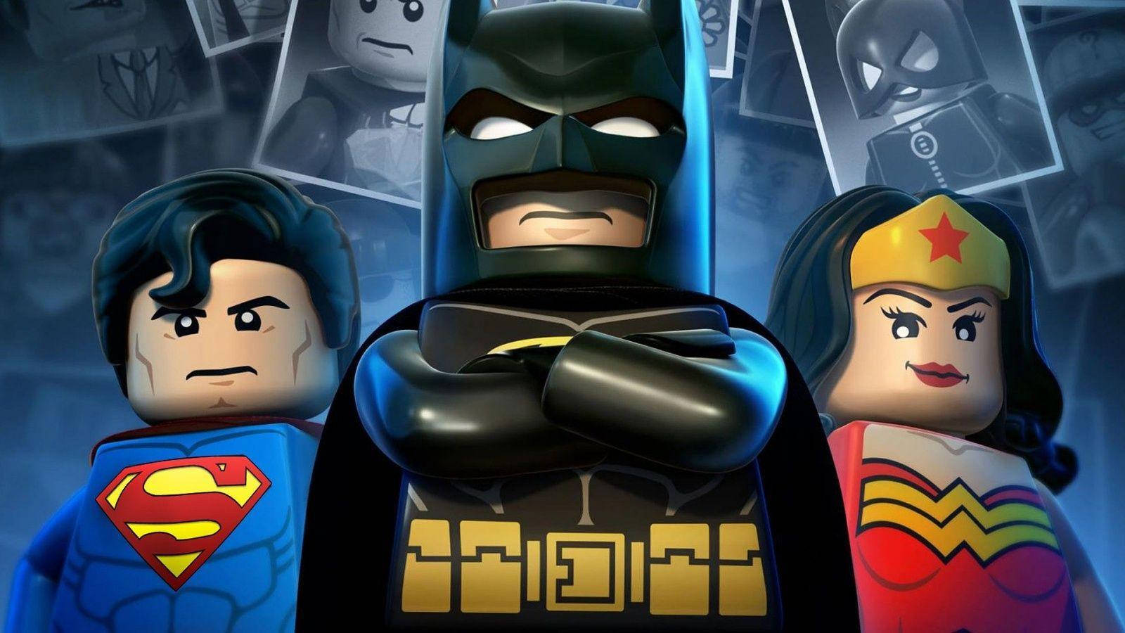 神力女超人 桌布 壁紙 — 三個 LEGO 超級英雄超人、蝙蝠俠和神力女超人站在一起，以戲劇性的姿勢，背景是漂浮的惡棍肖像。