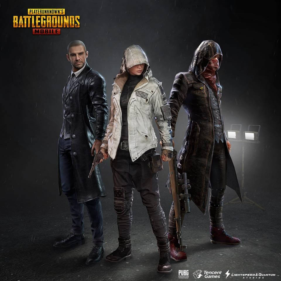 電玩遊戲 桌布 壁紙 — 三個 PUBG Mobile 角色在雨中站在攝影棚燈光下，穿著戰術裝備並手持武器。