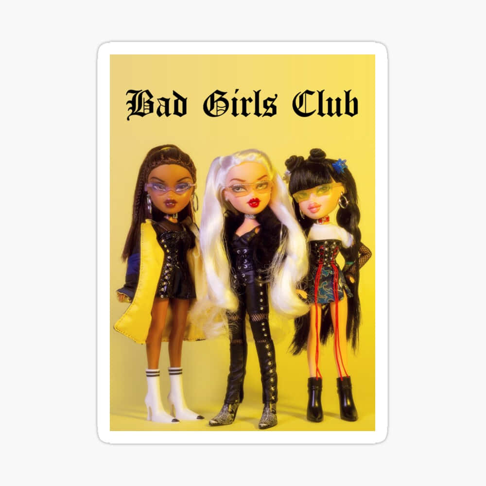 bratz 美學 桌布 壁紙 — 三個Bratz娃娃穿著前衛服裝，在黃色背景前自信地擺姿勢，下方有「Bad Girls Club」文字。