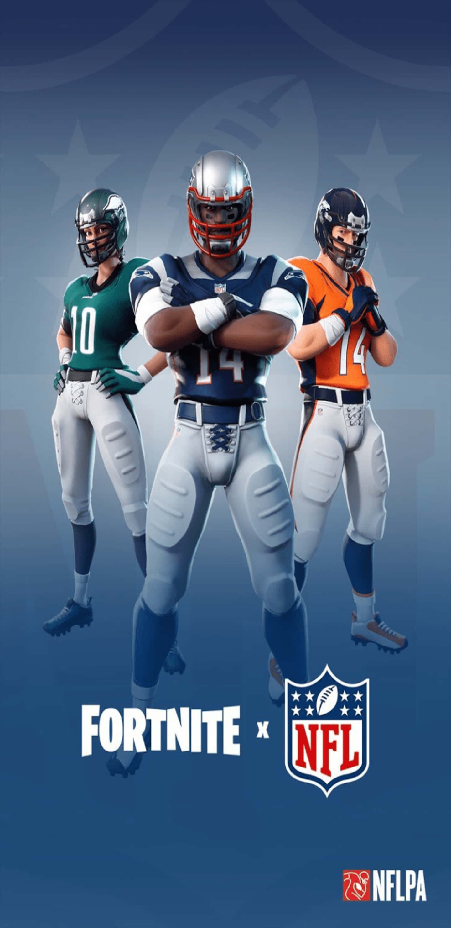 Fortnite 桌布 壁紙 — 三個Fortnite NFL球員造型全副武裝，自信地站在帶有球隊標誌的藍色漸變背景前。