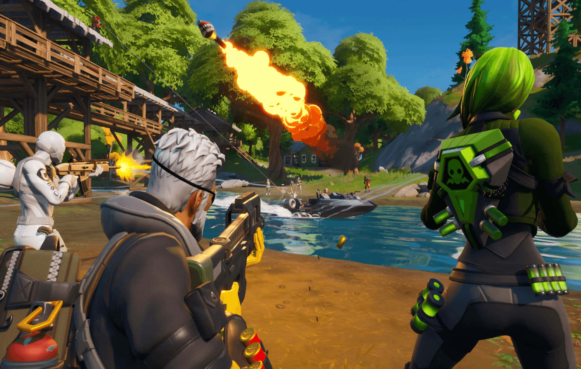 Fortnite 桌布 壁紙 — 三個Fortnite角色在河邊充滿活力的森林戰鬥中開火，伴有爆炸和船隻。