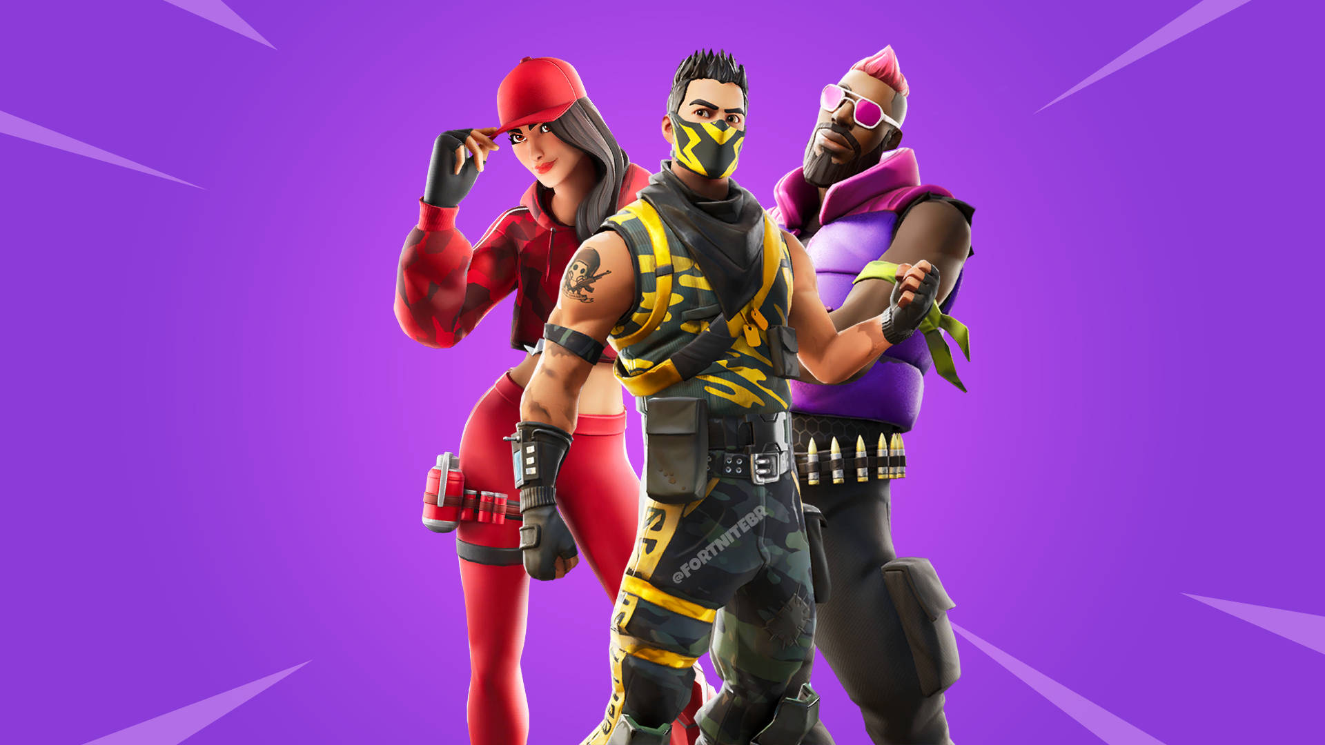 Fortnite 桌布 壁紙 — 三個Fortnite角色穿著大膽服裝，在充滿活力的紫色背景和動態光線條紋前自信地擺姿勢。