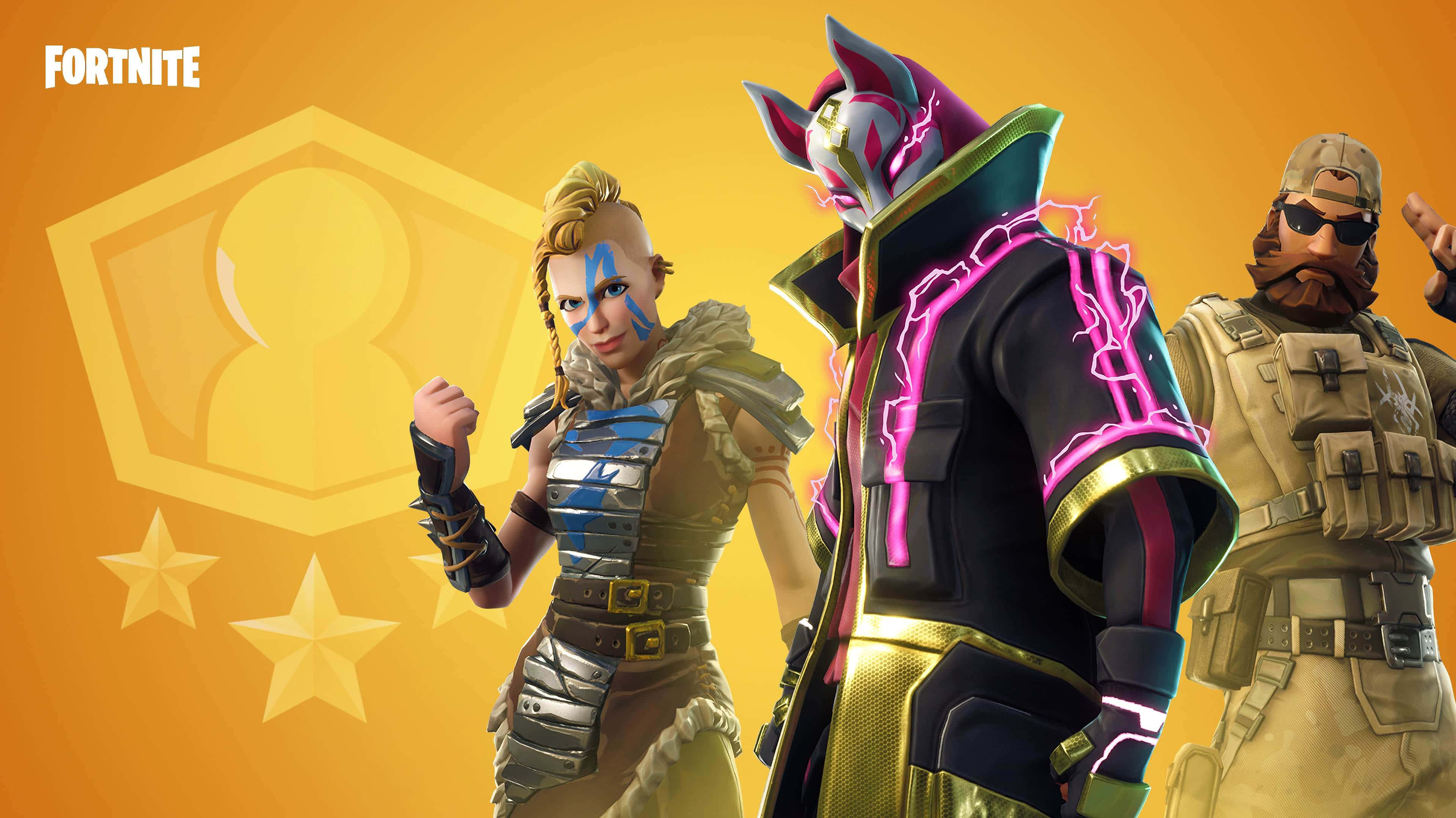 Fortnite 桌布 壁紙 — 三個Fortnite角色穿著鮮豔服裝，在帶有星星和盾牌標誌的發光黃色背景前自信地擺姿勢。