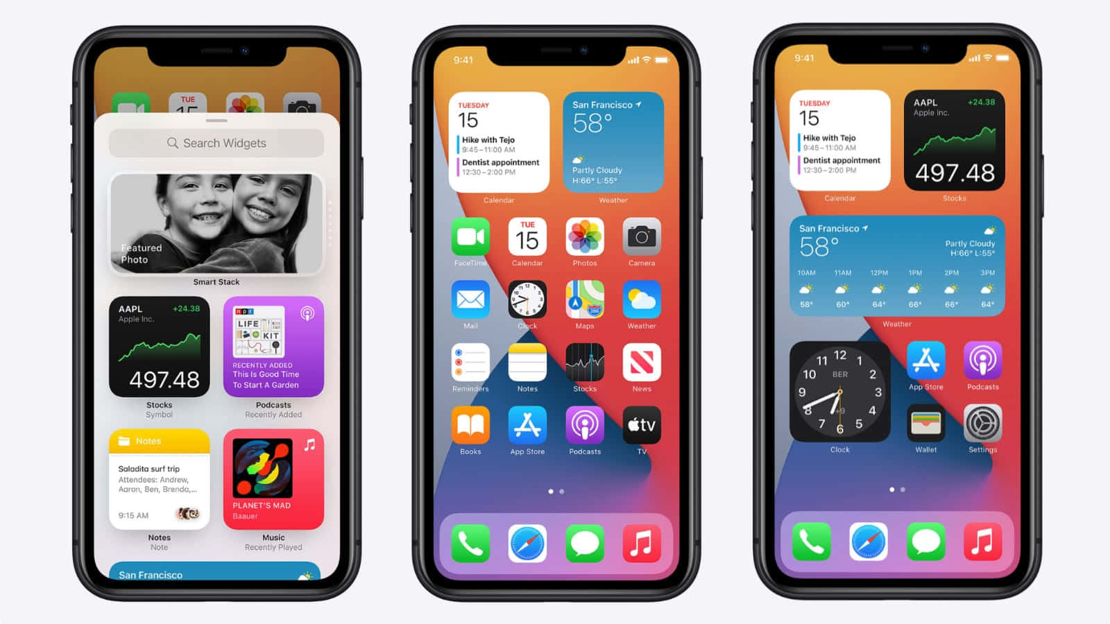 三個iPhone顯示可自訂的主畫面，帶有天氣、股票和照片的小工具。 — iPhone 14 壁紙