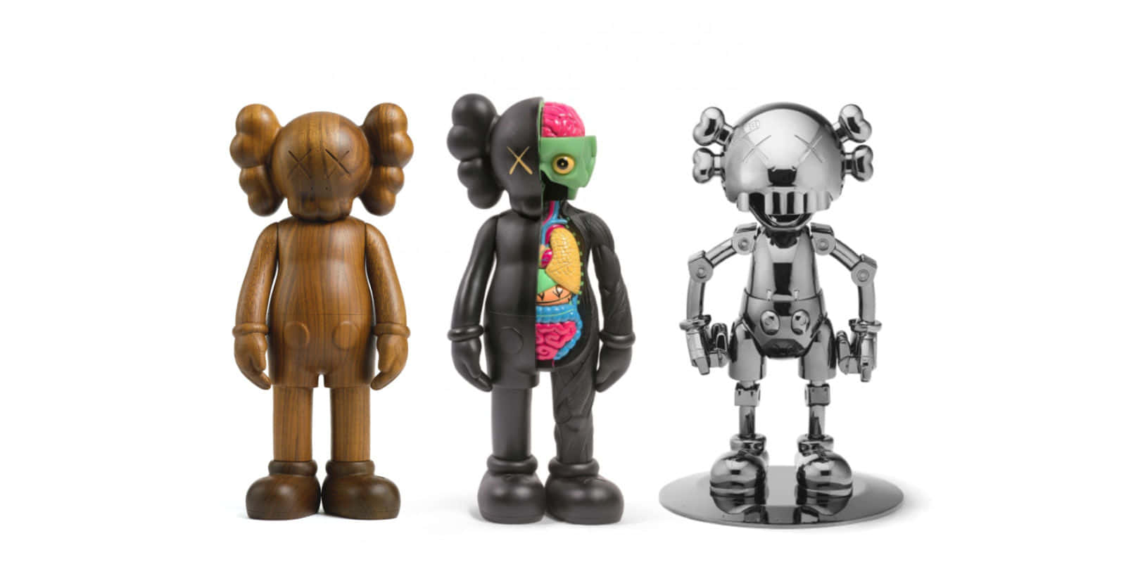 KAWS 桌布 壁紙 — 三個KAWS Companion公仔並排站立：木製、解剖學和鉻金屬，每個都有標誌性的X眼睛。