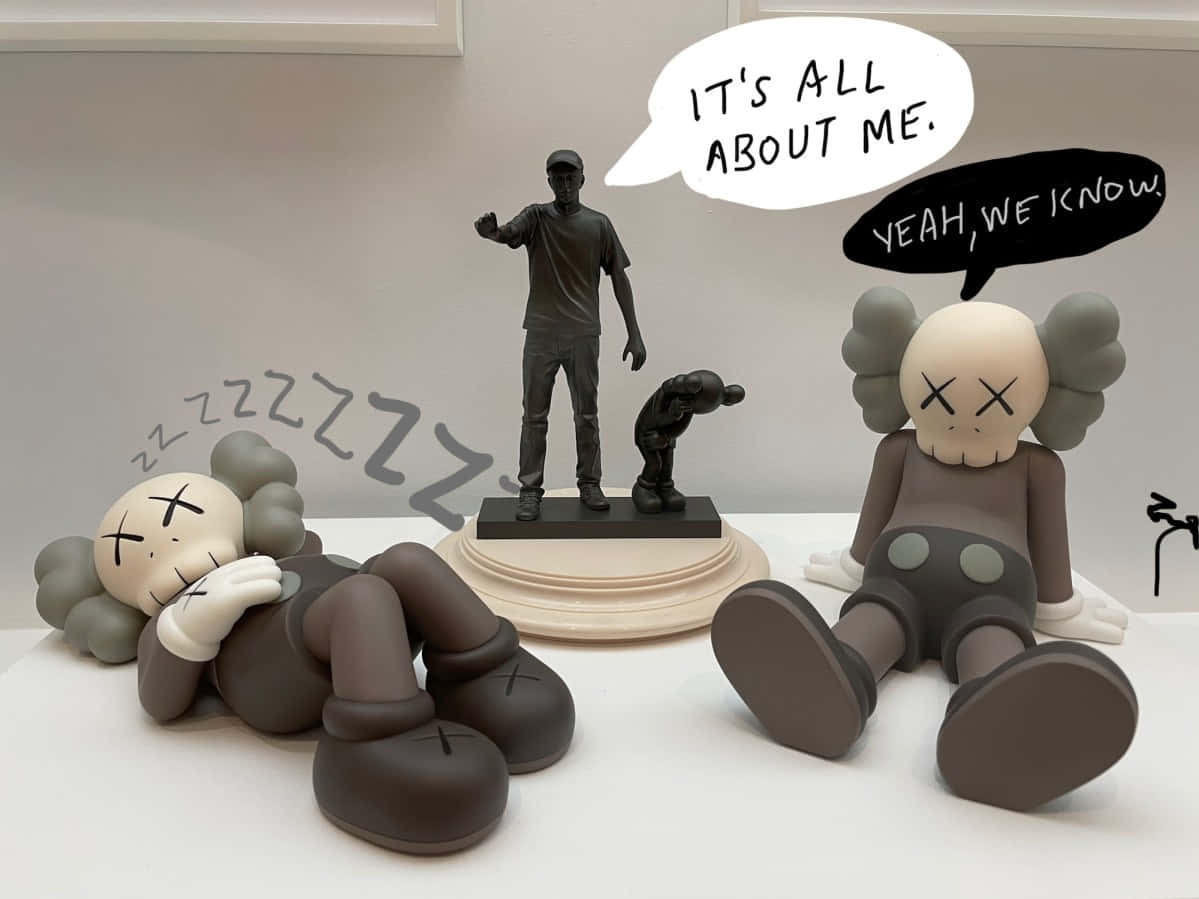KAWS 桌布 壁紙 — 三個KAWS公仔在簡約房間中，一個睡覺，一個與雕像站立，一個坐著並有對話氣泡。