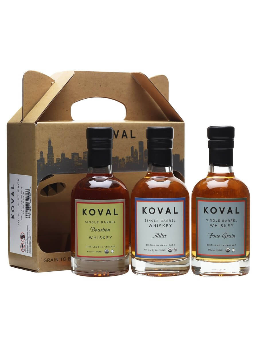 drinks 桌布 壁紙 — 三個Koval單桶威士忌酒瓶，放在帶有芝加哥天際線剪影的紙板禮品盒中。