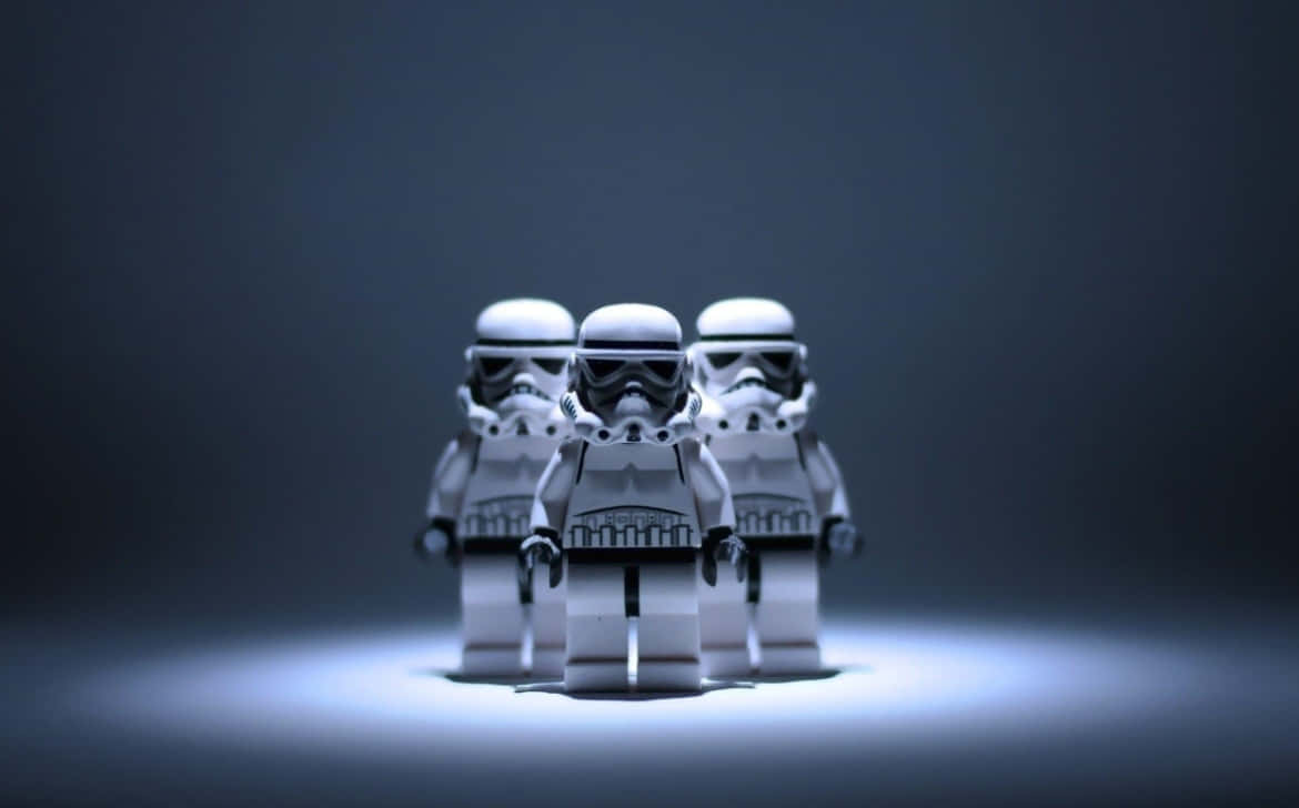 樂高 桌布 壁紙 — 三個LEGO風暴兵站在聚光燈下，背景為帶有冷藍色調的深色漸變。