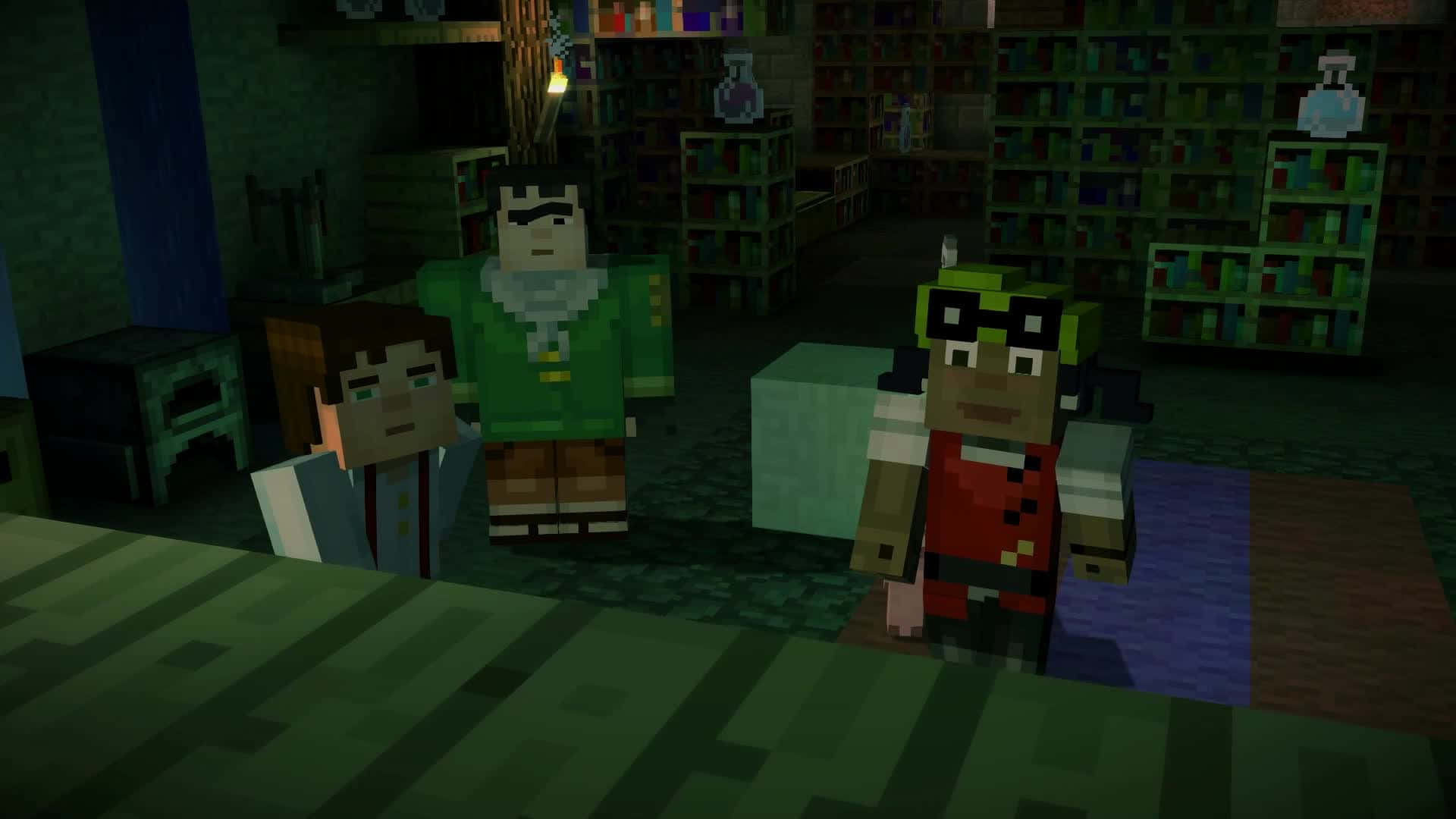 Minecraft Story Mode 桌布 壁紙 — 三個Minecraft角色站在一個光線昏暗、充滿書架和藥水瓶的圖書館中。