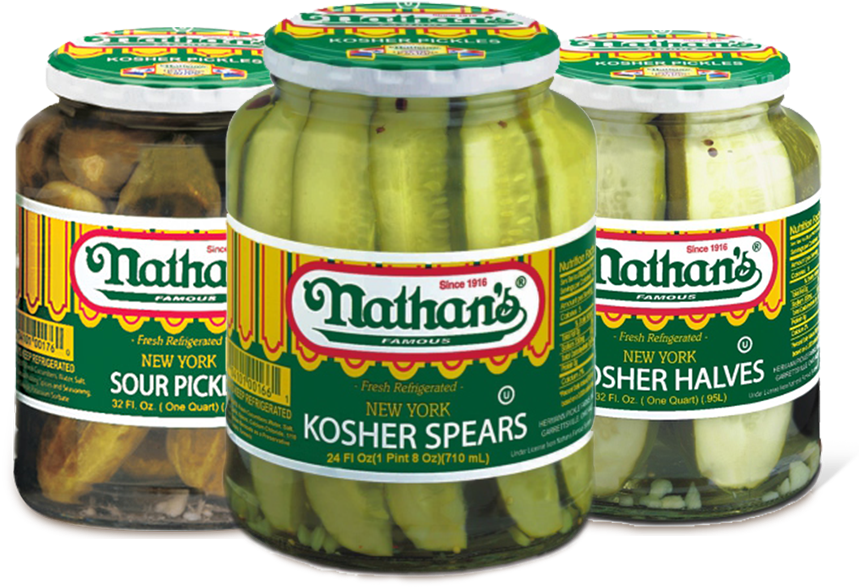 醃黃瓜 桌布 壁紙 — 三個Nathan's Famous醃黃瓜玻璃罐，帶綠色標籤和白色蓋子，裝滿蒔蘿醃黃瓜。