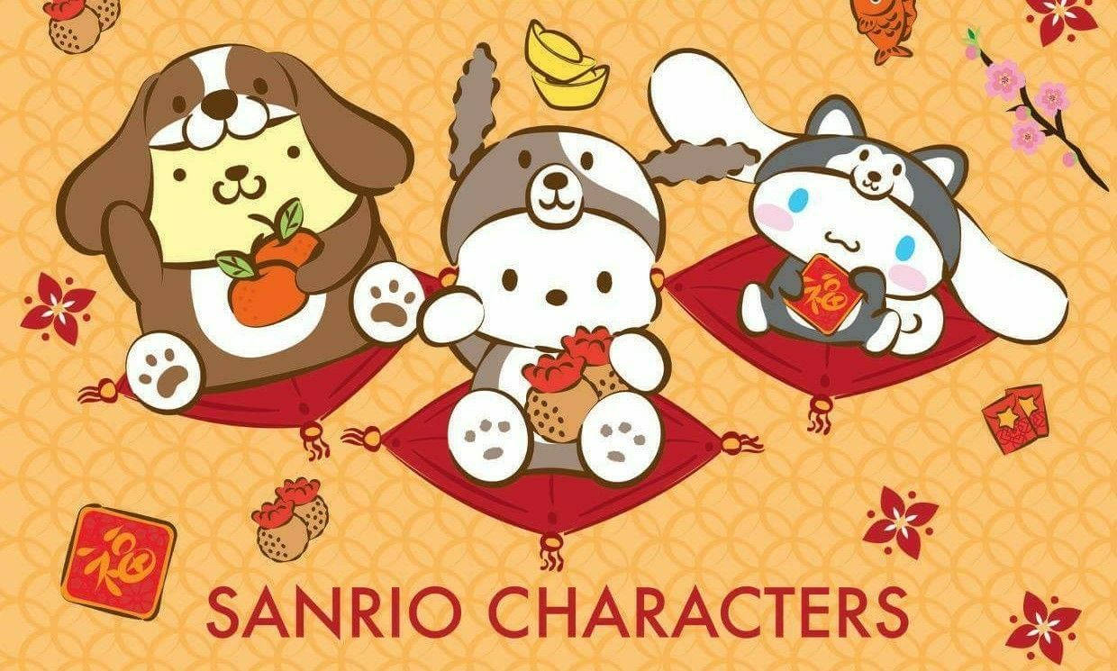Pochacco 桌布 壁紙 — 三個Sanrio角色坐在紅色坐墊上，手持節日物品，背景為帶有櫻花和幸運符號的橙色圖案。