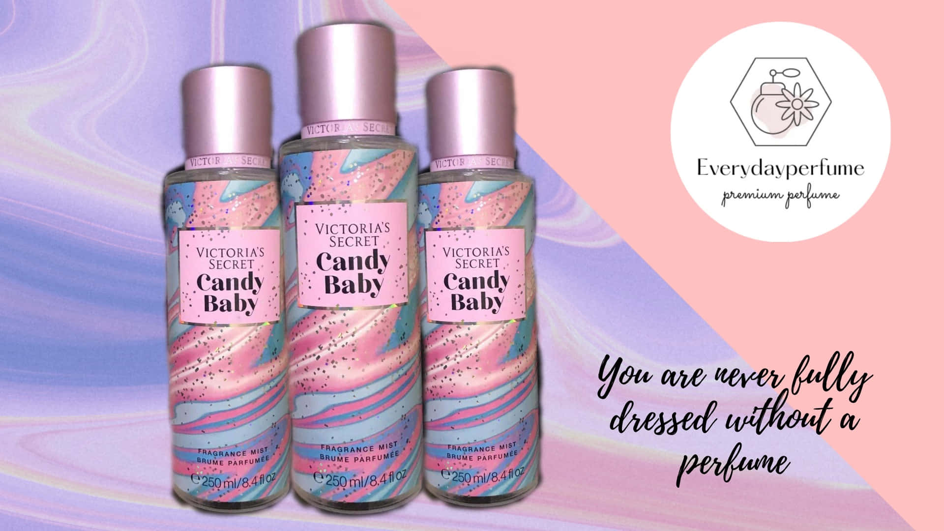維多利亞的秘密 桌布 壁紙 — 三個Victoria's Secret Candy Baby香水瓶，帶有粉紅色和藍色漩渦，立在帶有品牌標誌和標語的柔和漸變背景前。
