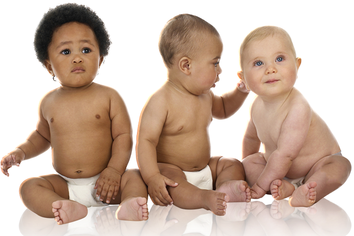 babies 桌布 壁紙 — 三個不同種族的嬰兒穿著尿布，在 stark 黑色背景前坐在一起，表情好奇。
