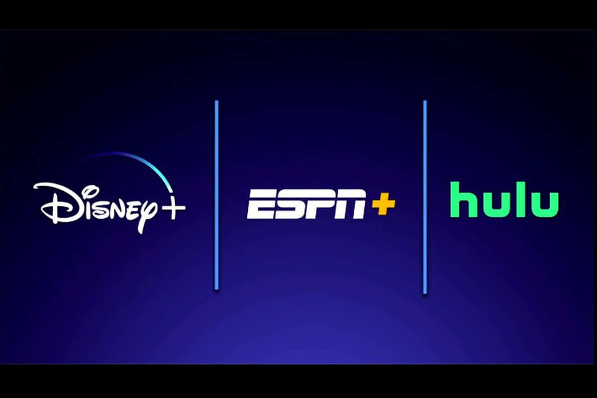 Disney Plus 桌布 壁紙 — 三個串流服務標誌 Disney+、ESPN+ 和 Hulu 並排顯示在深藍色漸變背景上。