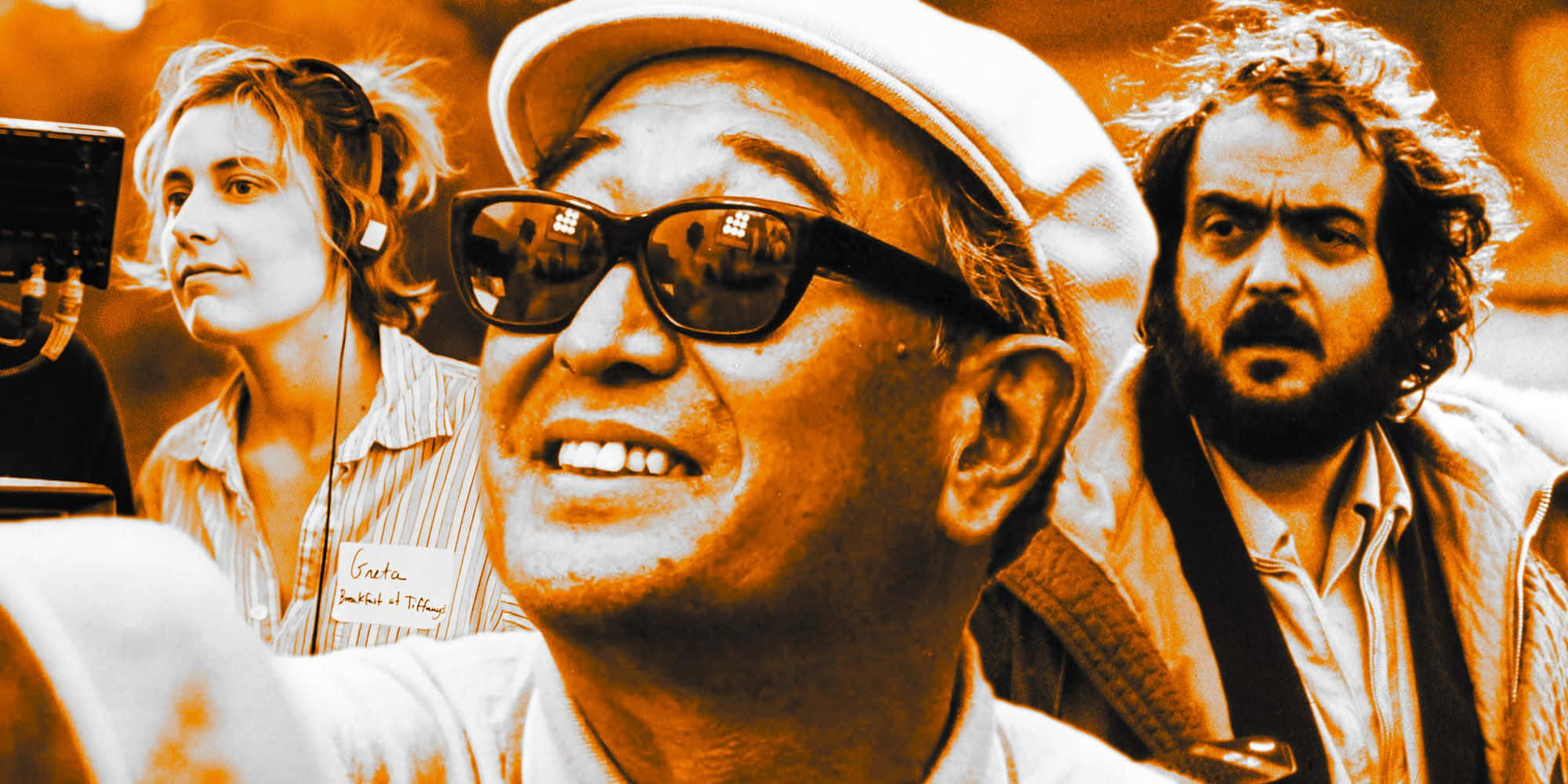 Akira Kurosawa 桌布 壁紙 — 三個人在電影拍攝現場，戴著太陽眼鏡的導演在溫暖金色燈光下對著鏡頭微笑。