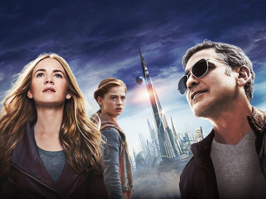 Tomorrowland Movie 桌布 壁紙 — 三個人抬頭望向一個未來主義的城市景觀，有一座發光的塔和一個飛行的球體，背景是戲劇性的黃昏天空。