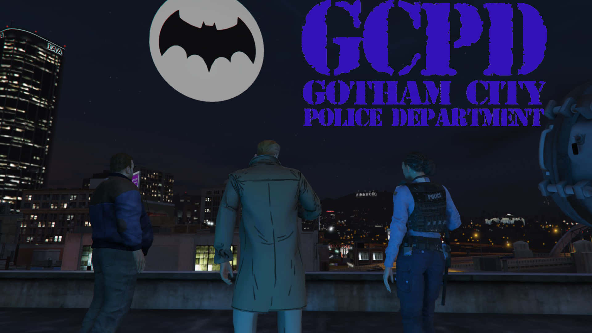 Gotham City Police Department 桌布 壁紙 — 三個人物在夜晚站在屋頂上，俯瞰著發光的哥譚市天際線，下方是蝙蝠符號月亮和GCPD文字。