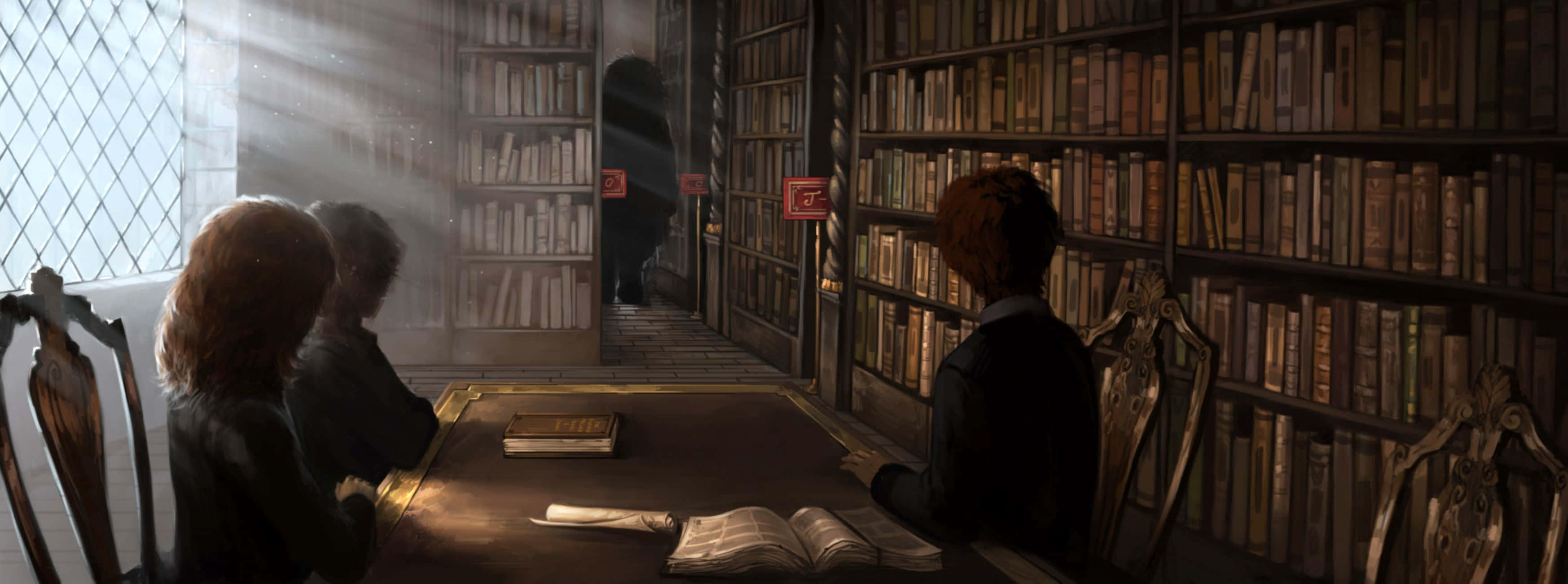 The Hogwarts Library 桌布 壁紙 — 三個人物坐在一張木桌旁，身處陽光明媚的中世紀圖書館，四周是高聳的書架。