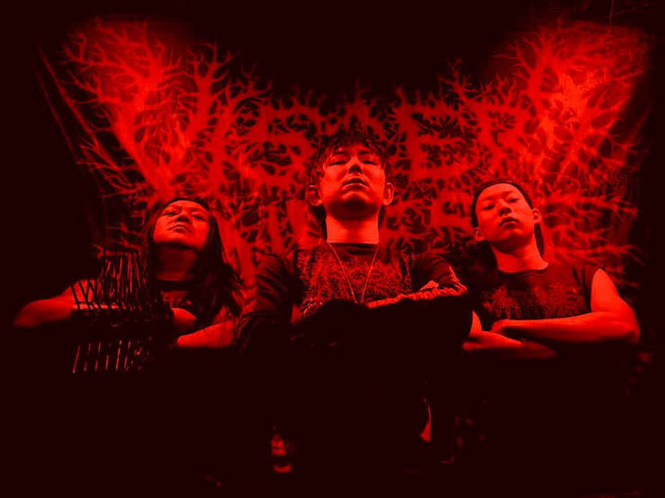 Visceral 桌布 壁紙 — 三個人物坐在昏暗的紅色燈光空間中，背後有複雜的發光圖案，眼睛閉著靜止不動。