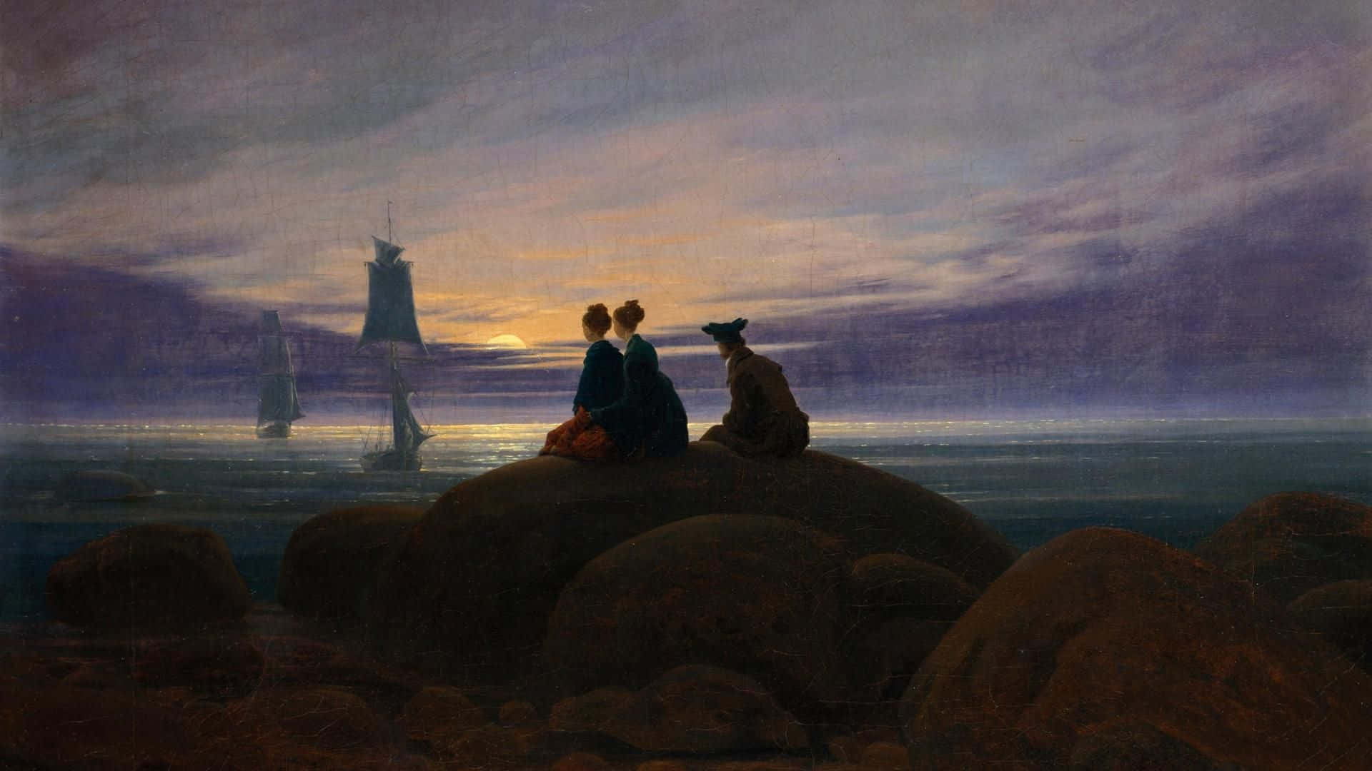 Romanticism 桌布 壁紙 — 三個人物坐在黑色岩石上，凝視著寧靜的暮色海洋，遠處有帆船，天空呈現紫色和金色。