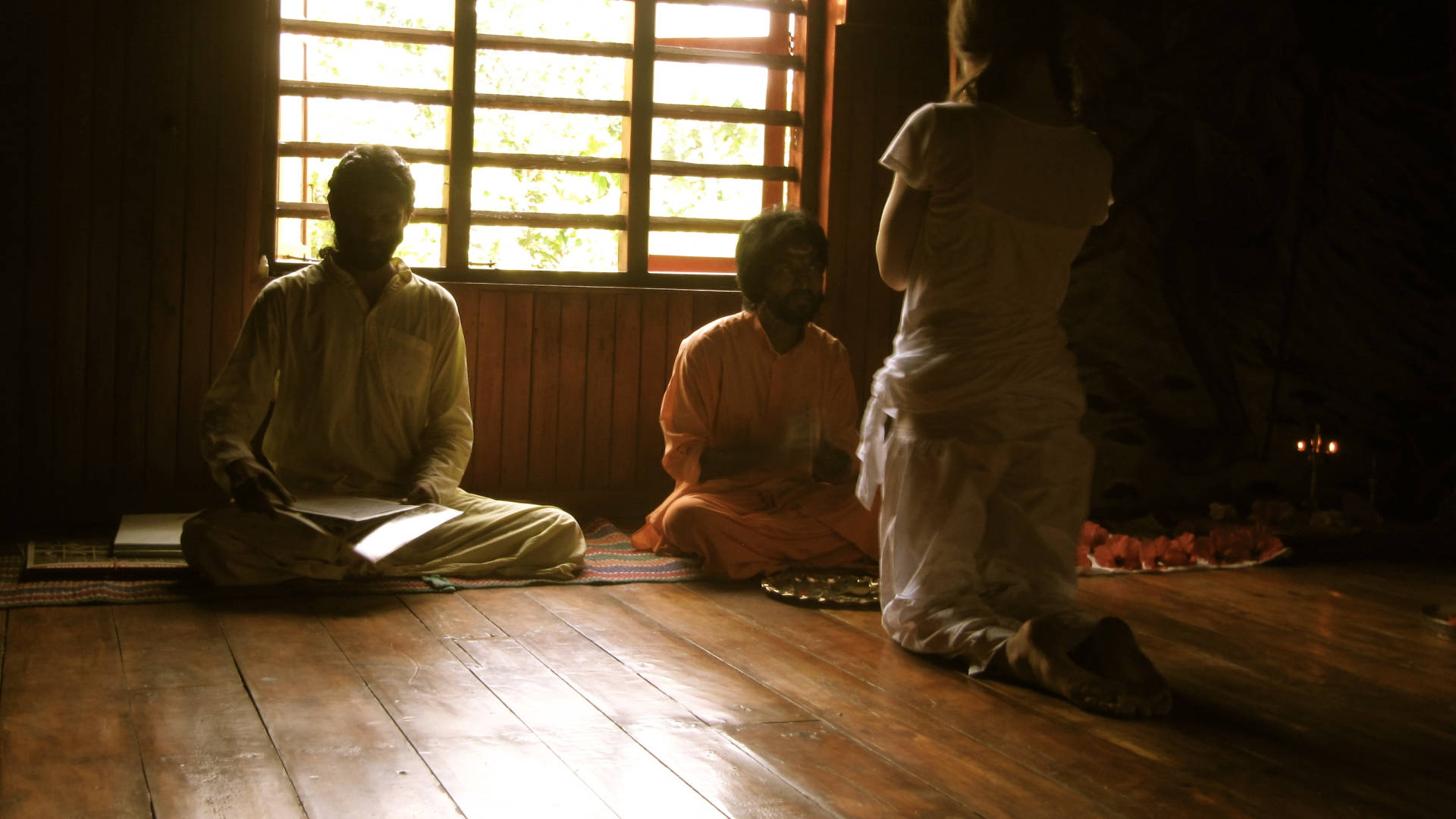 Meditation 桌布 壁紙 — 三個人靜靜地坐在木地板上，沐浴在從百葉窗透進的溫暖陽光中。