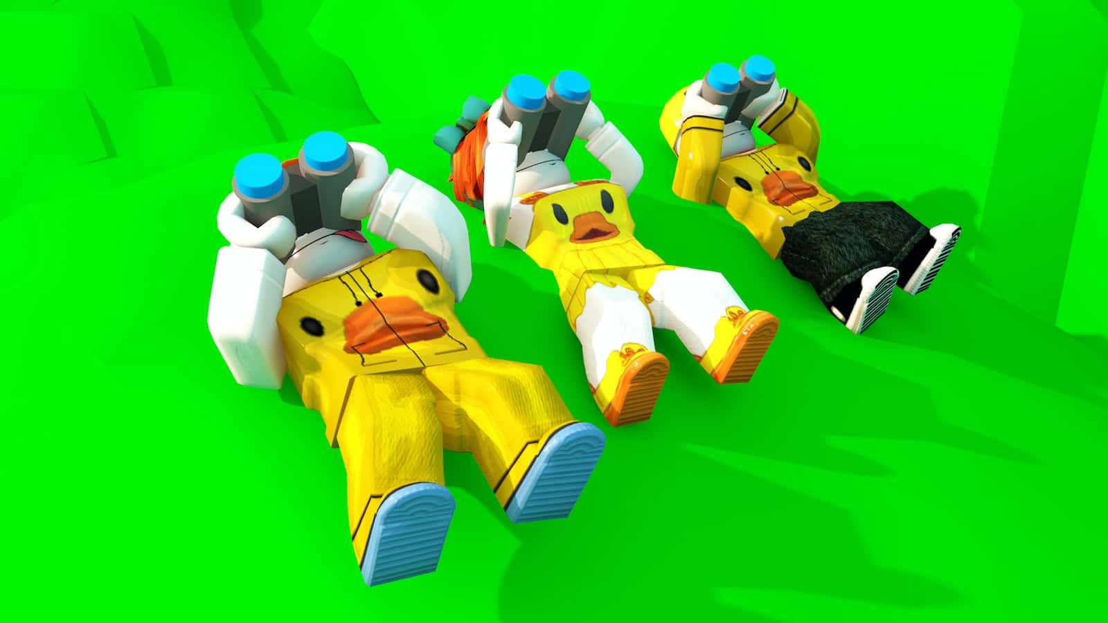 桌布 壁紙 — 三個以鴨為主題的 Roblox 角色穿著黃色服裝，放鬆地躺在亮綠色表面上，手持望遠鏡。