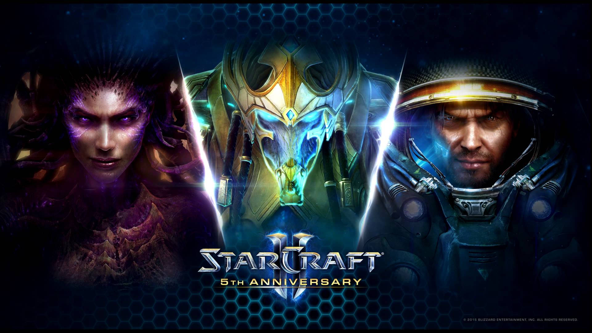Starcraft 桌布 壁紙 — 三個來自《星海爭霸II》的科幻角色，在發光的六邊形背景前擺出戲劇性的姿勢。