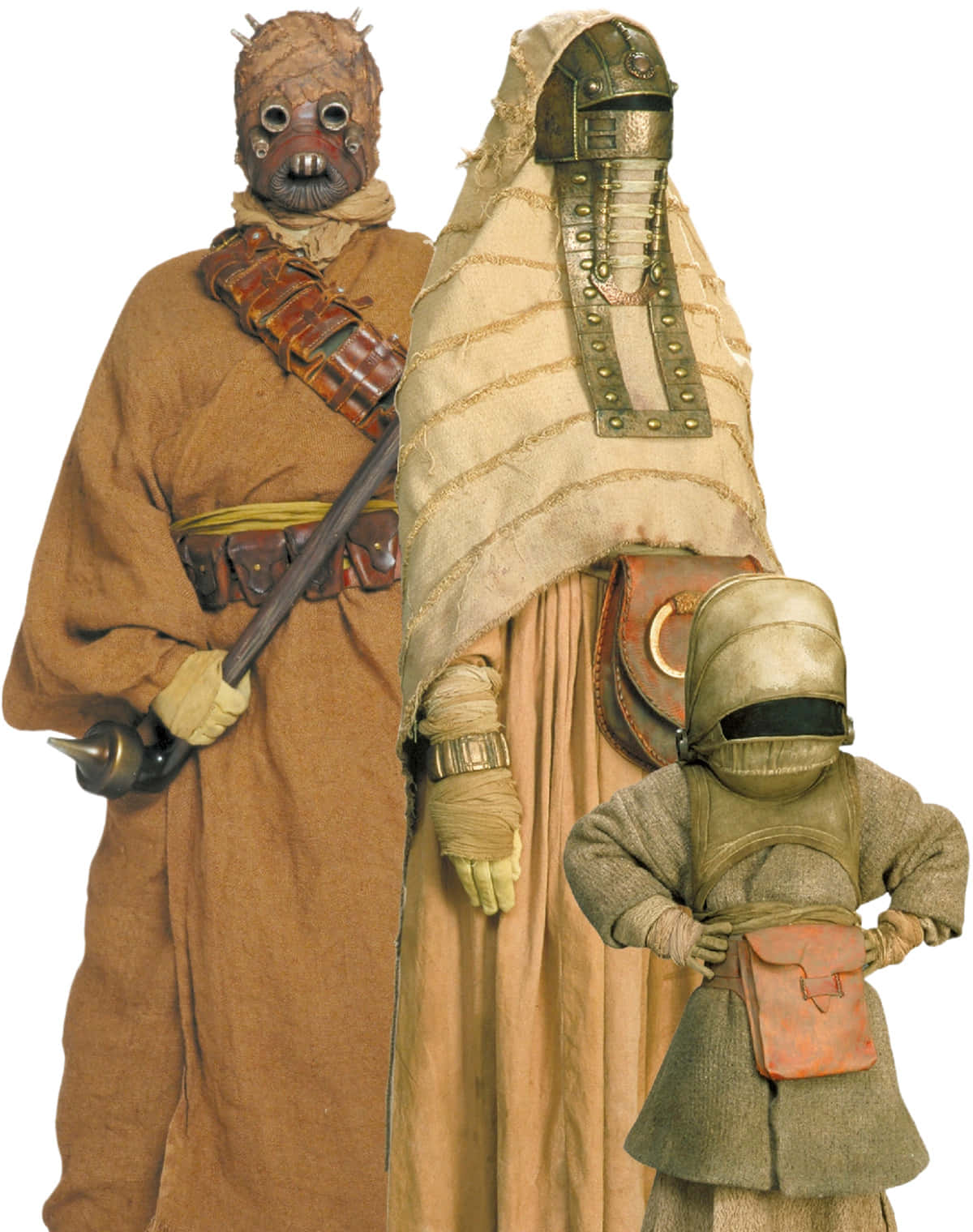 Tusken Raiders 桌布 壁紙 — 三個來自《星際大戰》的外星角色，身穿沙漠主題服裝，配備風化盔甲和武器，站在一起。