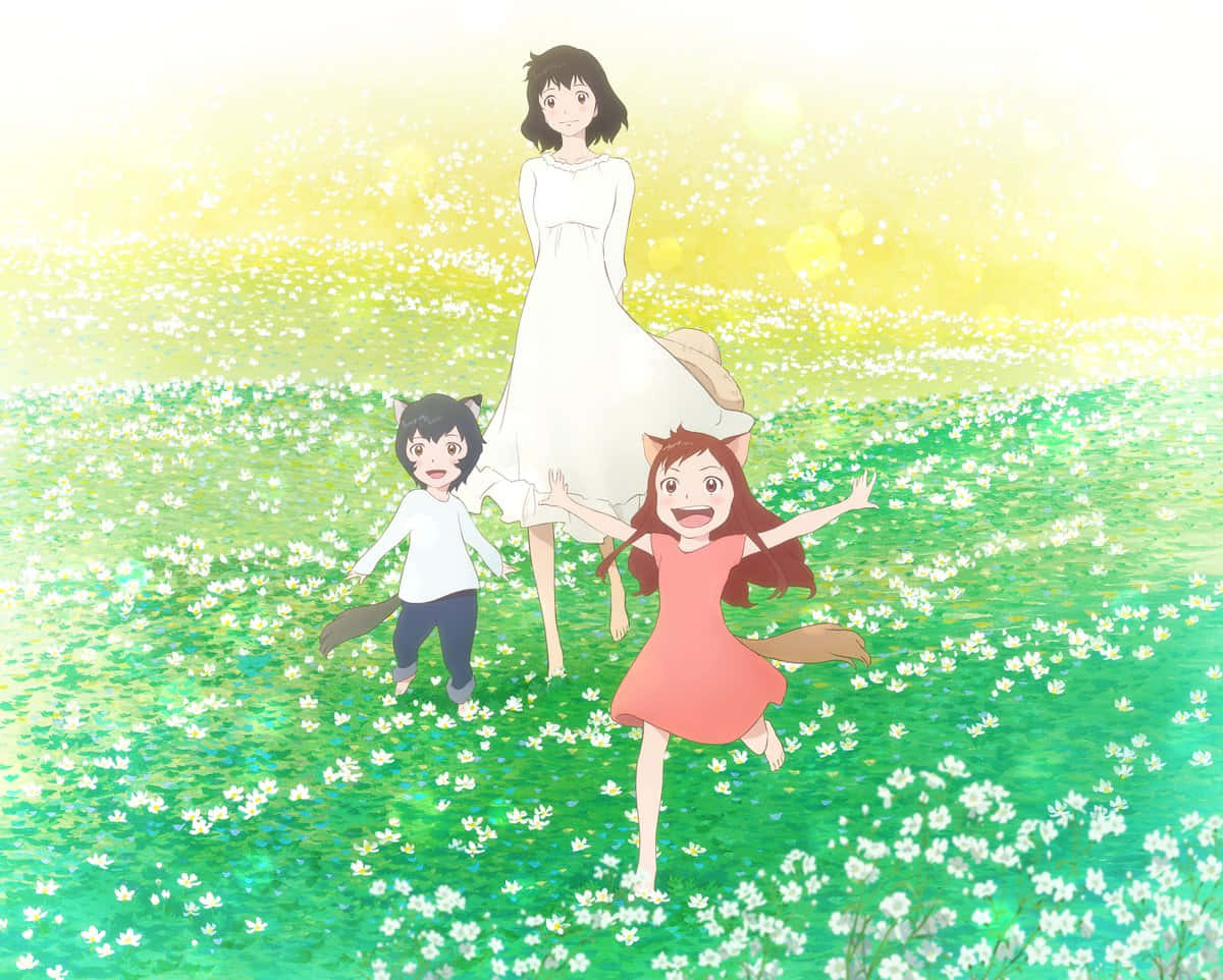 Wolf Children 桌布 壁紙 — 三個像狐狸一樣快樂的孩子在陽光明媚的白花田野中，身後站著一位身穿白色連衣裙的女人。