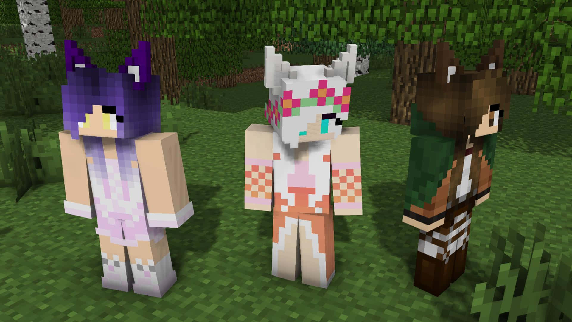 Minecraft Pixel Art 桌布 壁紙 — 三個像素化的Minecraft角色，帶有動物耳朵，站在一個長滿草的森林生物群落中。