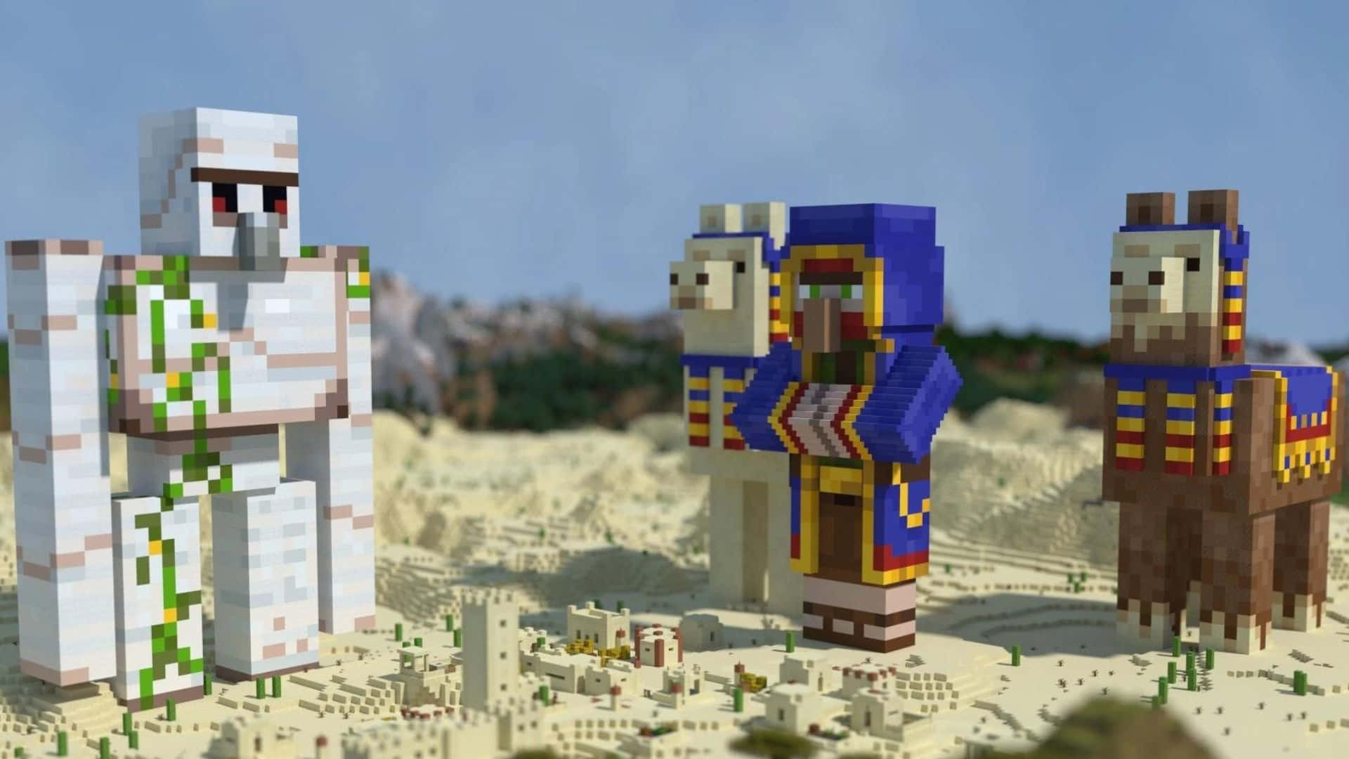 Minecraft Iron Golem 桌布 壁紙 — 三個像素化的Minecraft角色站在沙漠景觀中，有方塊狀建築物和遠處的山脈，在晴朗的藍天下。