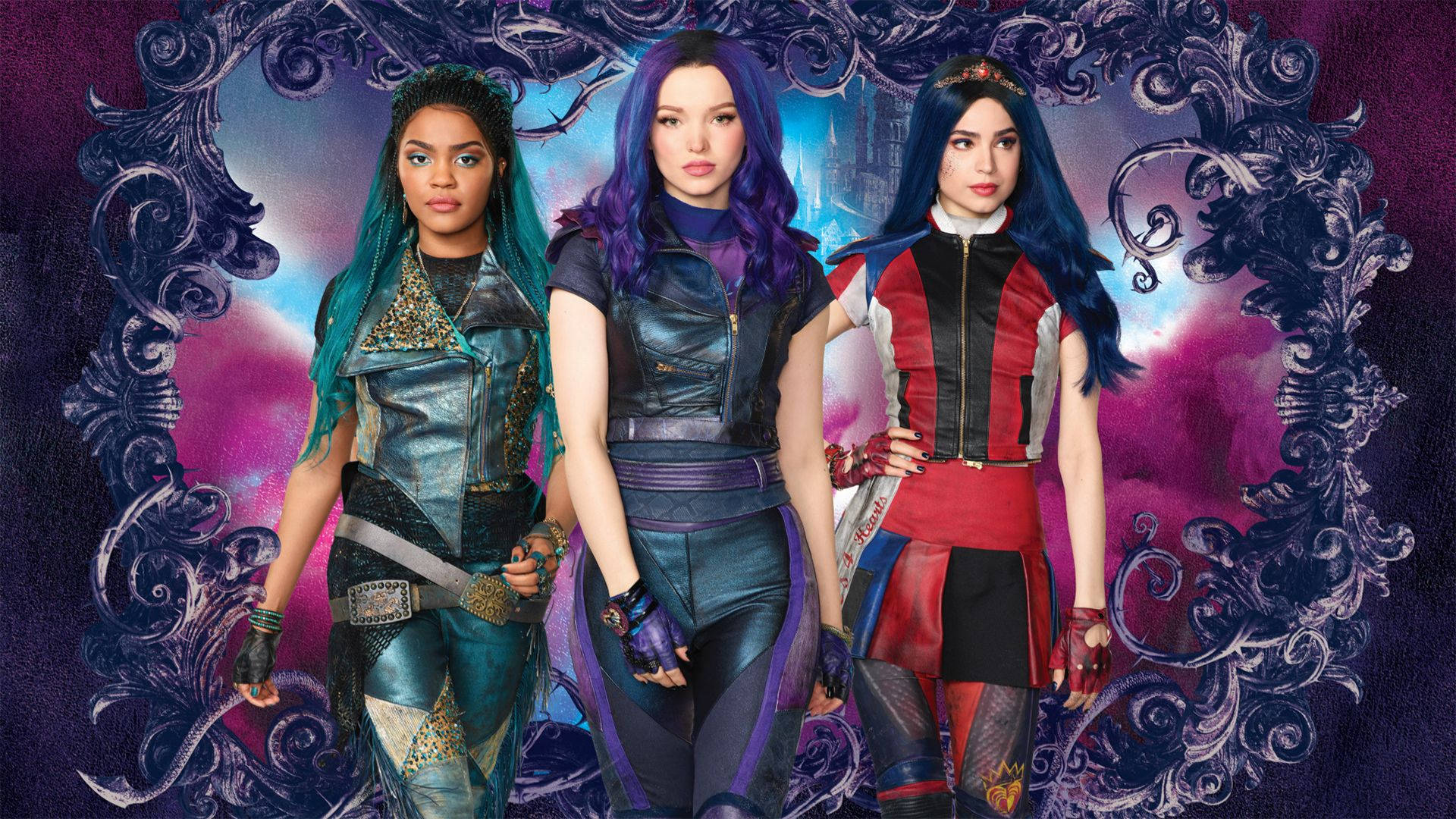 Descendants 桌布 壁紙 — 三個兇猛女性角色穿著奇幻服裝，自信地站在旋轉的紫色和藍色華麗背景前。
