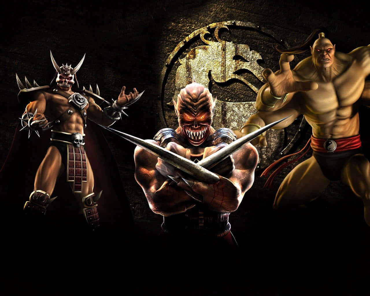 Mortal Kombat Goro 桌布 壁紙 — 三個兇猛的真人快打戰士站在黑暗的競技場中，眼睛和武器發光，以標誌性的MK標誌為框架。