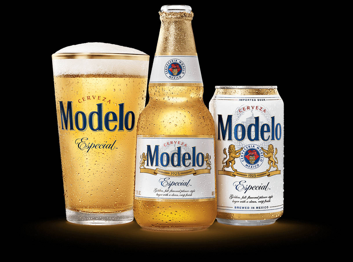 alcohol 桌布 壁紙 — 三個冰鎮的Modelo Especial啤酒容器在純黑背景下閃爍著冷凝水珠。