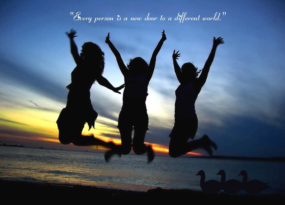 海灘 桌布 壁紙 — 三個剪影女孩在充滿活力的日落天空下，在水面上歡快地跳躍，附近有鵝。