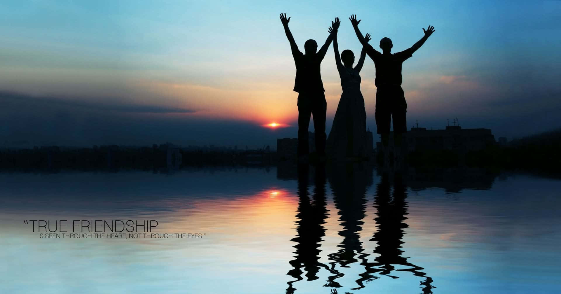 老友記 桌布 壁紙 — 三個剪影朋友在平靜水面倒映的夕陽天空下，歡欣地高舉雙臂。